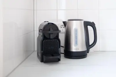 affeepot and a toaster sitting on a counter at Achter de duinen in Zandvoort