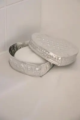a clear plate sitting on top of a white wall at Cavalli's Cottage in Bilthoven