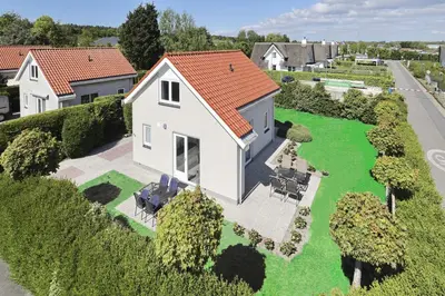 an overhead view of a house with a yard at Paleisje Noordwijk in Noordwijk