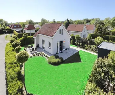 an aerial view of a house with a green yard at Paleisje Noordwijk in Noordwijk