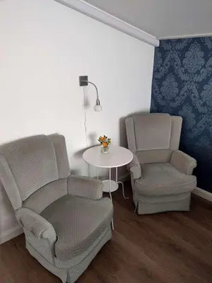 a room with two chairs and a table and a table and chairs at B&B De Blauwe Tulp in Noord-Scharwoude