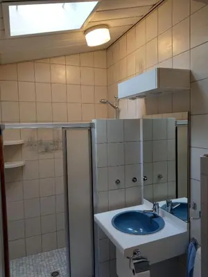 a bathroom with a blue sink and a mirror at B&B De Blauwe Tulp in Noord-Scharwoude
