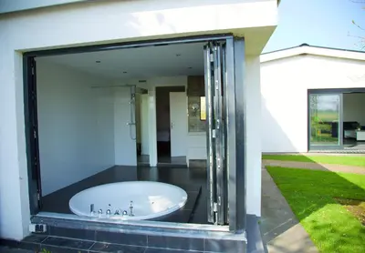 a bath tub in the courtyard of a house at Bungalow Haarlem Amsterdam with jacuzzi in Vijfhuizen