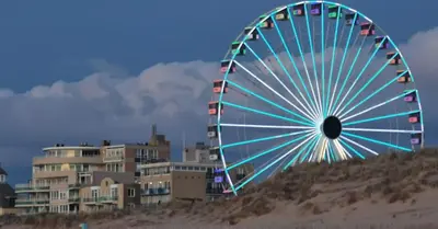a large ferris wheel sitting on top of a beach at Sous aan Zee in Noordwijk