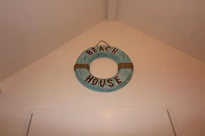 a sign on the ceiling of a room with a beach house at De Strandmus in Egmond aan Zee