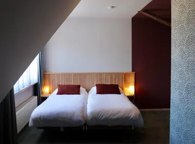 a bedroom with two beds and a window at Hoeve te Gast - vakantieboerderij in Groet