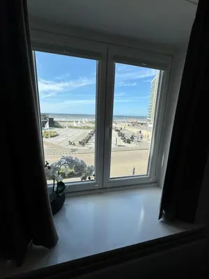 a window with a view of the beach at Maisonnette Indysenne in Zandvoort