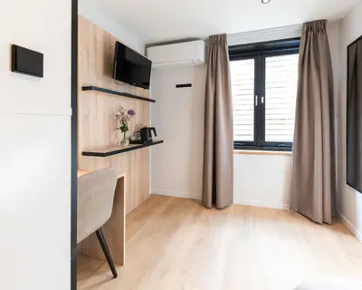 a room with a desk and a window at Hotel van Gelder in Amsterdam