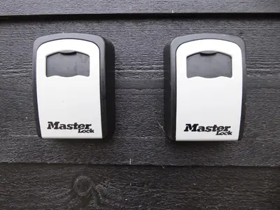 a pair of door handles on a black wall at Beemster Oase in De Beemster