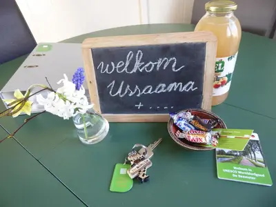 a table with a chalkboard and a welcome giveaway sign at Beemster Oase in De Beemster