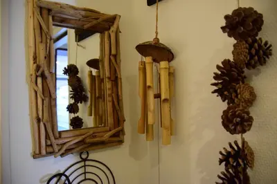 a mirror on a wall next to a mirrorphasis at B&B CaSandra in Volendam