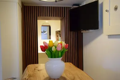 a vase of tulips sitting on top of a table at B&B CaSandra in Volendam