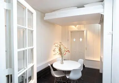 a dining room with a white table and chairs at Waterland Hoge Huis in Monnickendam