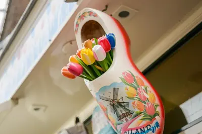 a colorful vase with tulips in it at Hotel aan de Haven in Volendam