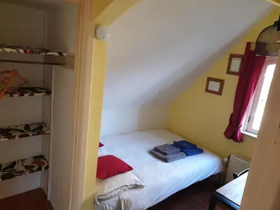 a small bedroom with a bed in a attic at Bed & Bye Schiphol in Badhoevedorp