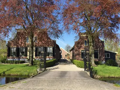a driveway leading to a house with trees at Bed & Breakfast Pax Tibi in Reeuwijk