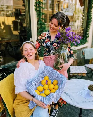 two women are holding a basket of oranges at Logement Petit Beijers in Utrecht