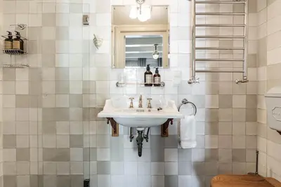 a bathroom with a sink and a mirror at Logement Petit Beijers in Utrecht