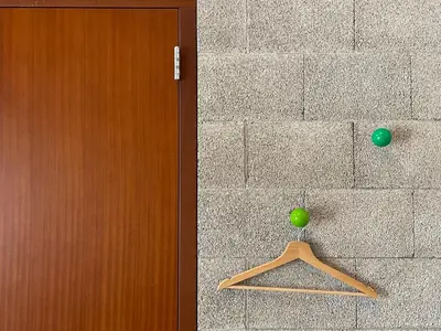 a green ball on a hanger next to a wall at BB in Amsterdam, 35m2, gratis parkeren in Amsterdam