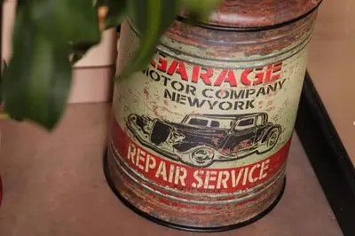 a barrel with a picture of a car on it at Bed&Bbq Longhornranch in Akersloot