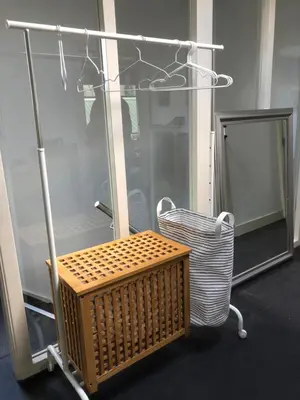 a wicker chair sitting next to a glass room at Amsterdam Twiskehouse in Den Ilp