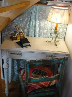a table with a lamp on top of it at 't Kasteeltje in Bergen