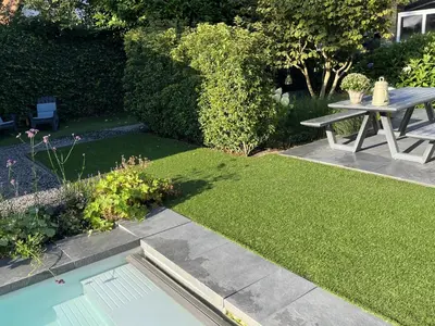 a garden with a picnic table and green grass at Chalet Santpoort-Zuid in Santpoort-Zuid