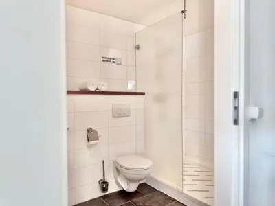 a bathroom with a toilet and a shower at Appartementen Casa del Lago in Lisse