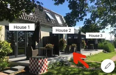 a house and a house with a red arrow at Landelijk appartement in een mooi recreatiegebied in Abcoude