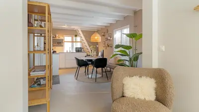 a living room with a chair and a table at Casa de la Pelt in Bergen