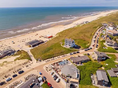 an aerial view of a beach and the ocean at Casa de la Pelt in Bergen