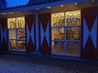 a store front with christmas lights in the windows at Bed & breakfast FF rust in Kockengen