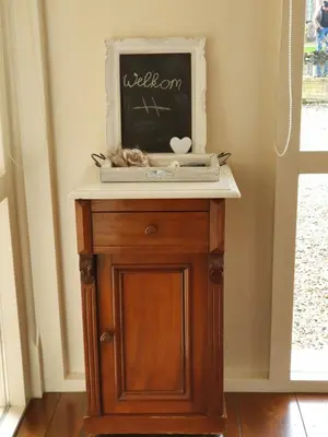 a small table with a chalkboard on top of it at Bed & breakfast FF rust in Kockengen