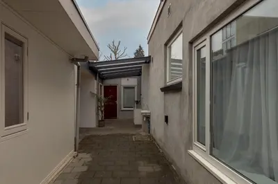 an alley way between two buildings with a window at Hotel Randenbroek in Amersfoort