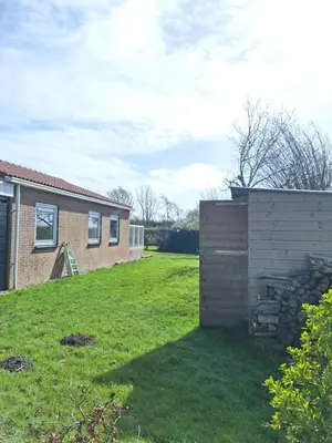 a yard with a house and a building at Zilt vakantiehuisje - Rekerlanden 283 in Schoorldam