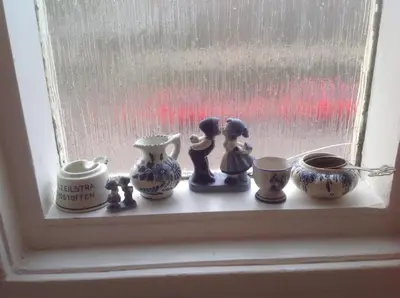 a window sill with vases and figurines on it at Familie Quellhorst in Leiden