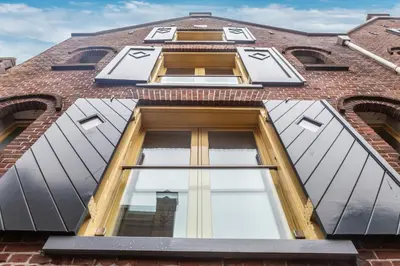 a window on the side of a brick building at King's Inn City Hotel Alkmaar in Alkmaar