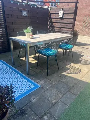 a table and four chairs sitting around a table at Finca Noordwijk met privé tuin, dichtbij strand in Noordwijk