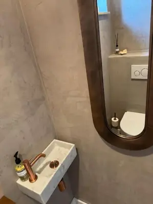 a bathroom with a sink and a mirror at Vakantiehuis aan het water in Vinkeveen