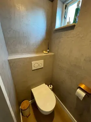a small bathroom with a toilet and a window at Vakantiehuis aan het water in Vinkeveen