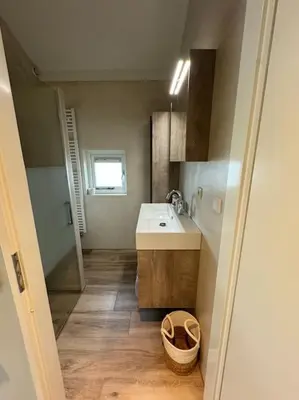 a small bathroom with a sink and a mirror at Vakantiehuis aan het water in Vinkeveen