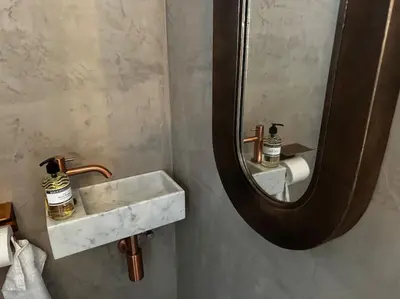a bathroom with a sink and a mirror at Vakantiehuis aan het water in Vinkeveen