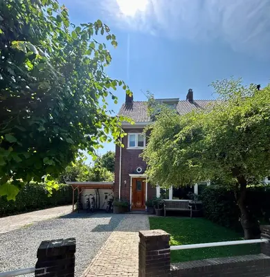 a house with a pathway leading to the front door at Prins Heerlijk in Sassenheim