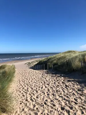 a sandy beach with the ocean in the background at Prins Heerlijk in Sassenheim