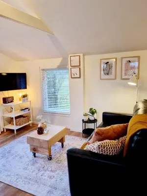 a living room with a couch and a coffee table at ''Op Stok