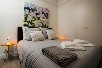 a bedroom with a bed with towels on it at Slapen bij Jesse in Broek in Waterland