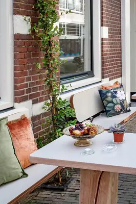 a bowl of fruit on a table on a patio at Boutique Hotel - de Stadsherberg Alphen in Alphen aan den Rijn