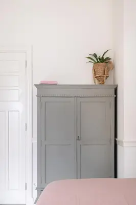 a white cabinet with a potted plant on top of it at Boutique Hotel - de Stadsherberg Alphen in Alphen aan den Rijn