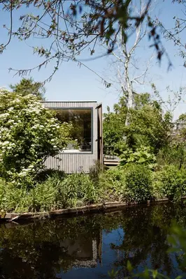 a small house on the shore of a body of water at Zwier, de Vrijhaven in Vinkeveen