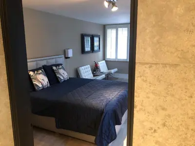 a bedroom with a bed and a mirror at B&B de Nieuwe Haven in Bunschoten